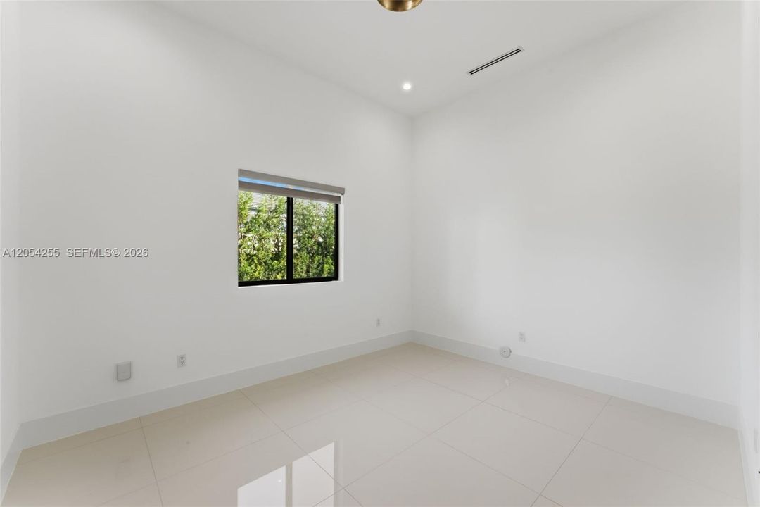 For Rent: $25,000 (6 beds, 7 baths, 5850 Square Feet)