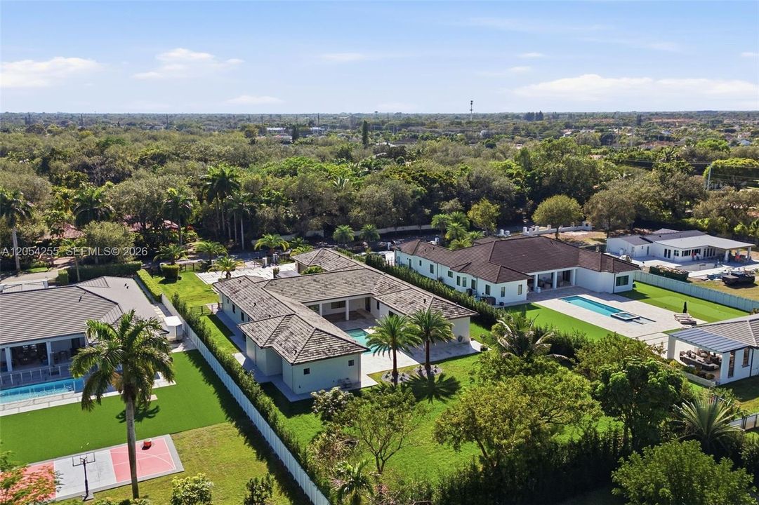 For Rent: $25,000 (6 beds, 7 baths, 5850 Square Feet)