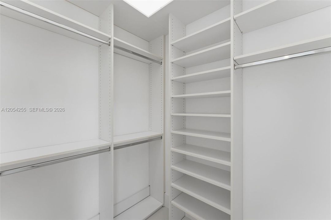 For Rent: $25,000 (6 beds, 7 baths, 5850 Square Feet)