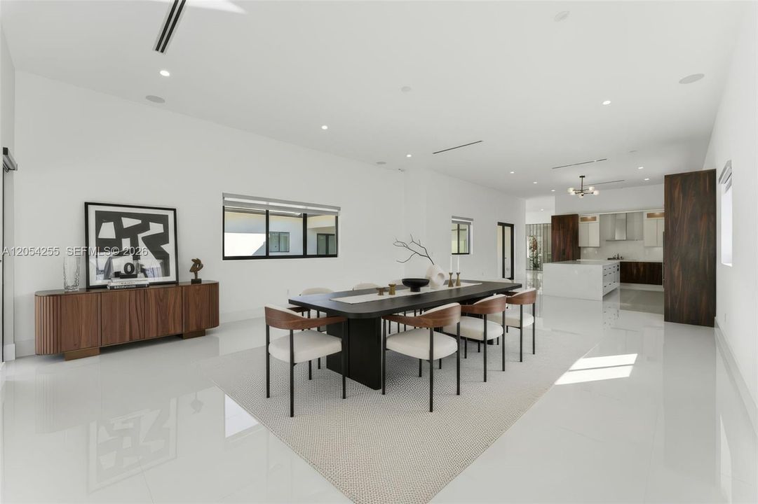 For Rent: $25,000 (6 beds, 7 baths, 5850 Square Feet)