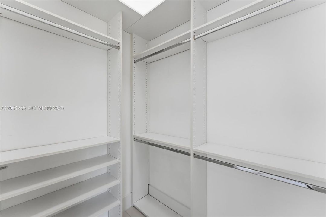 For Rent: $25,000 (6 beds, 7 baths, 5850 Square Feet)