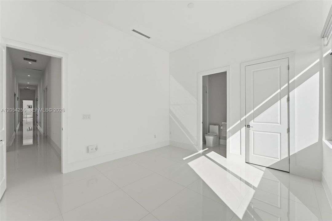 For Rent: $25,000 (6 beds, 7 baths, 5850 Square Feet)