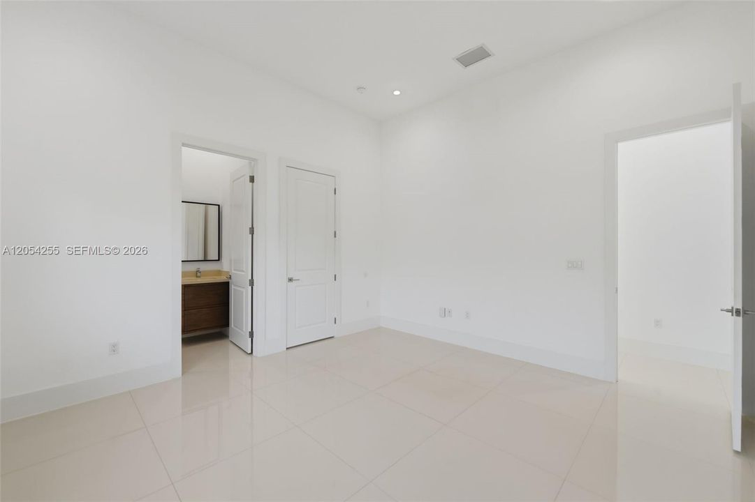 For Rent: $25,000 (6 beds, 7 baths, 5850 Square Feet)