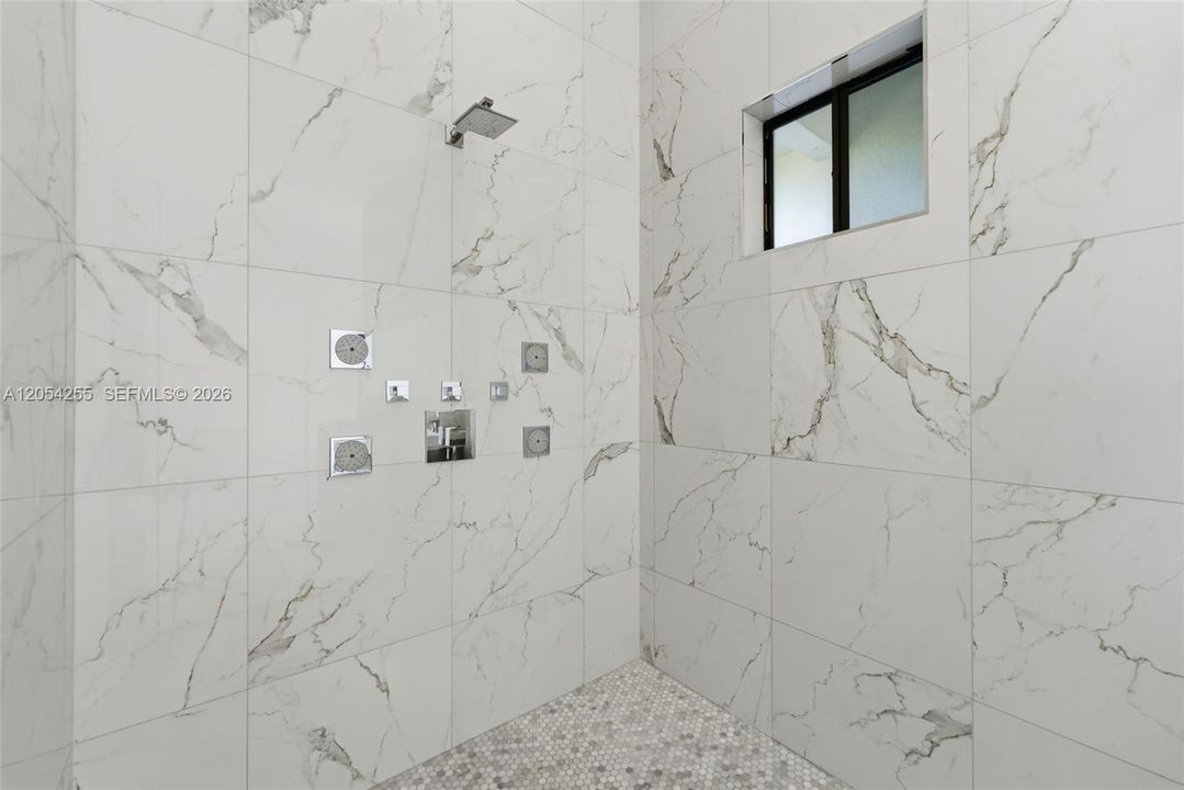 For Rent: $25,000 (6 beds, 7 baths, 5850 Square Feet)