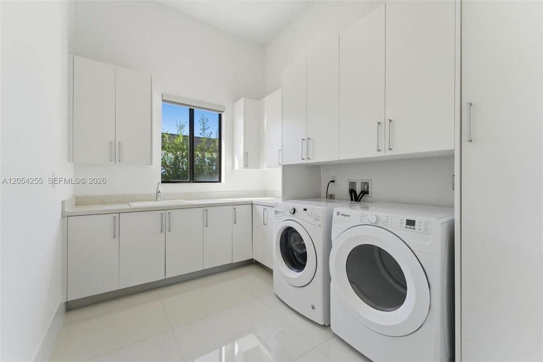 For Rent: $25,000 (6 beds, 7 baths, 5850 Square Feet)
