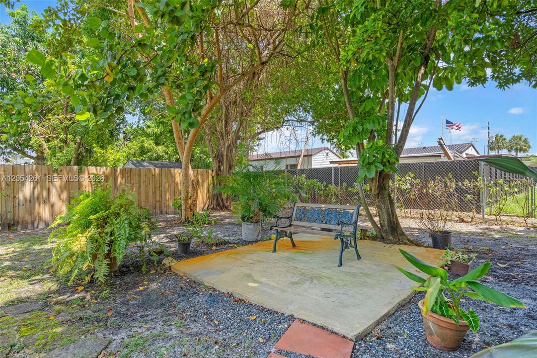 For Sale: $650,000 (4 beds, 2 baths, 1186 Square Feet)