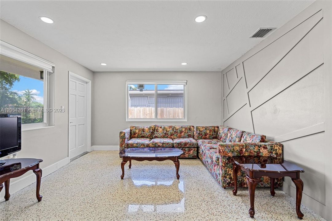 For Sale: $650,000 (4 beds, 2 baths, 1186 Square Feet)