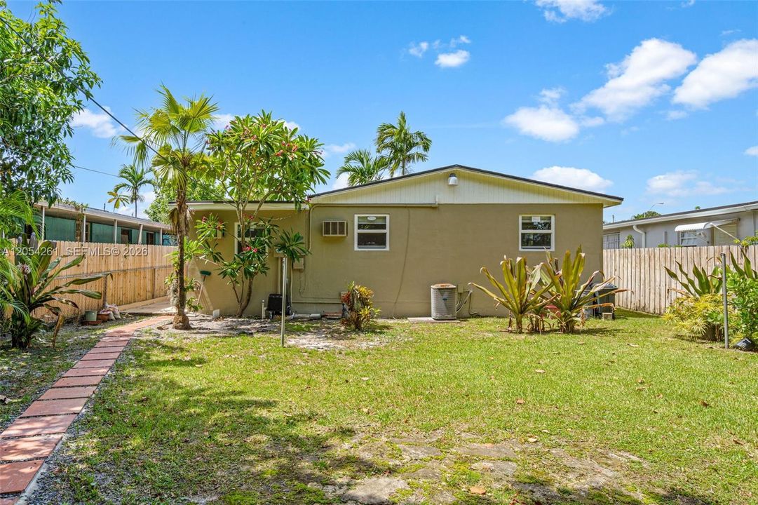 For Sale: $650,000 (4 beds, 2 baths, 1186 Square Feet)