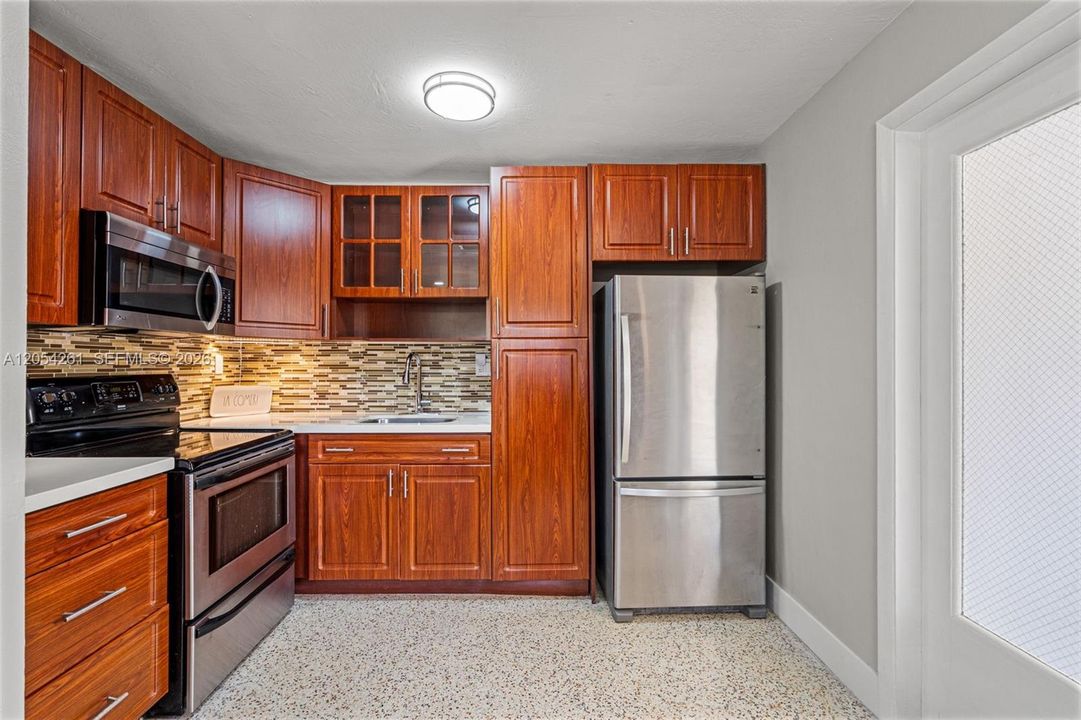 For Sale: $650,000 (4 beds, 2 baths, 1186 Square Feet)
