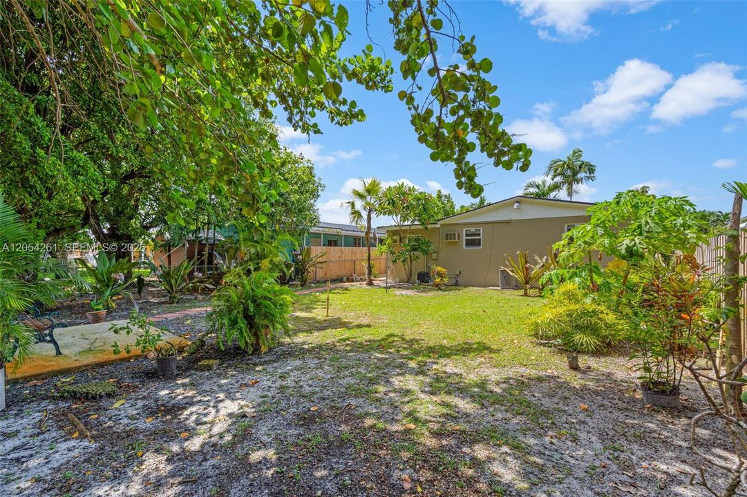For Sale: $650,000 (4 beds, 2 baths, 1186 Square Feet)