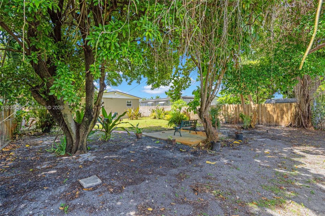 For Sale: $650,000 (4 beds, 2 baths, 1186 Square Feet)