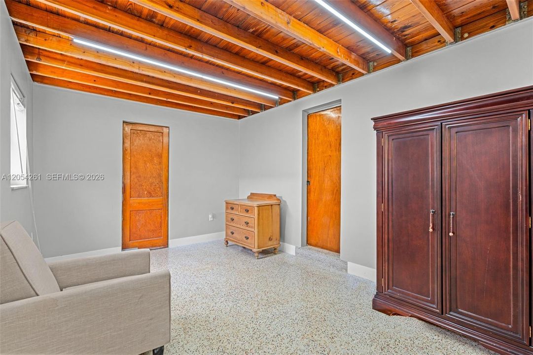 For Sale: $650,000 (4 beds, 2 baths, 1186 Square Feet)