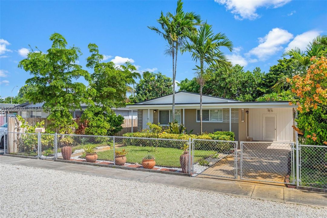 For Sale: $650,000 (4 beds, 2 baths, 1186 Square Feet)