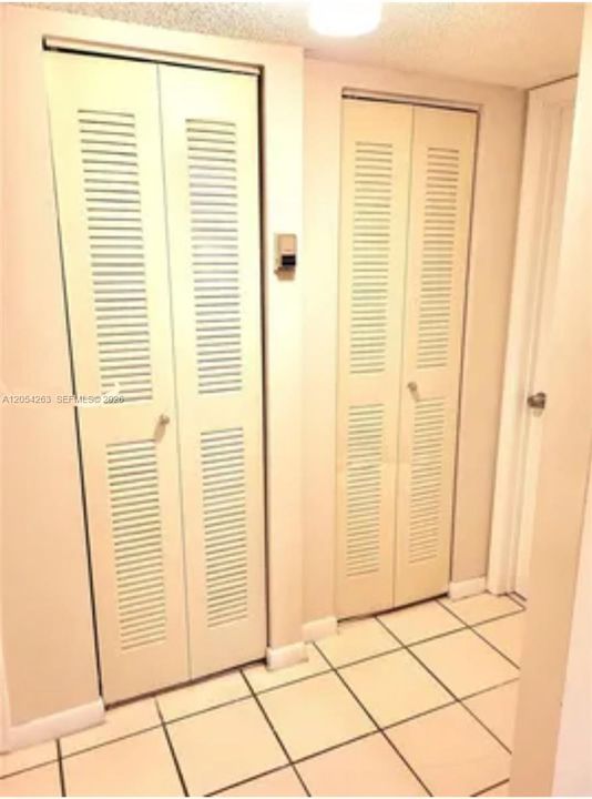 For Rent: $2,000 (2 beds, 2 baths, 890 Square Feet)