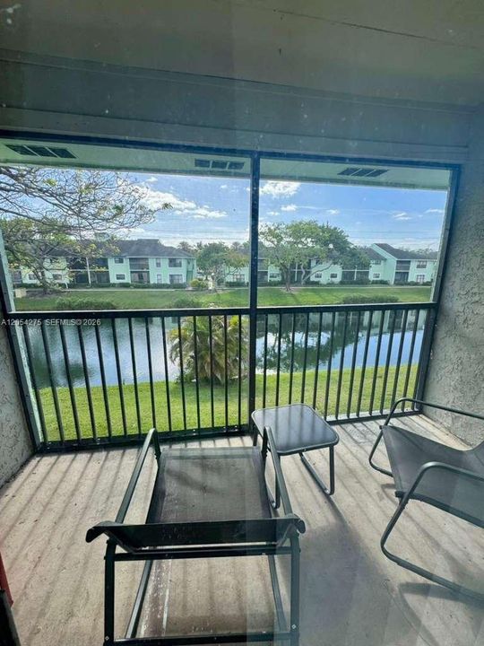For Rent: $1,950 (2 beds, 2 baths, 900 Square Feet)