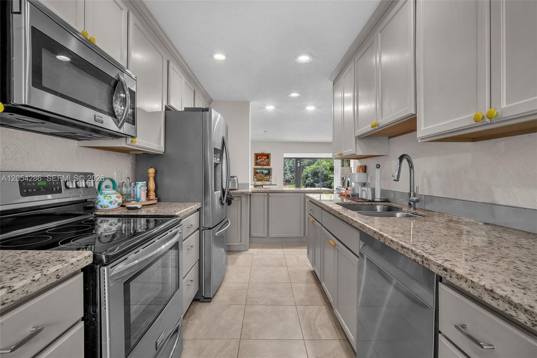 For Sale: $359,000 (2 beds, 2 baths, 1426 Square Feet)