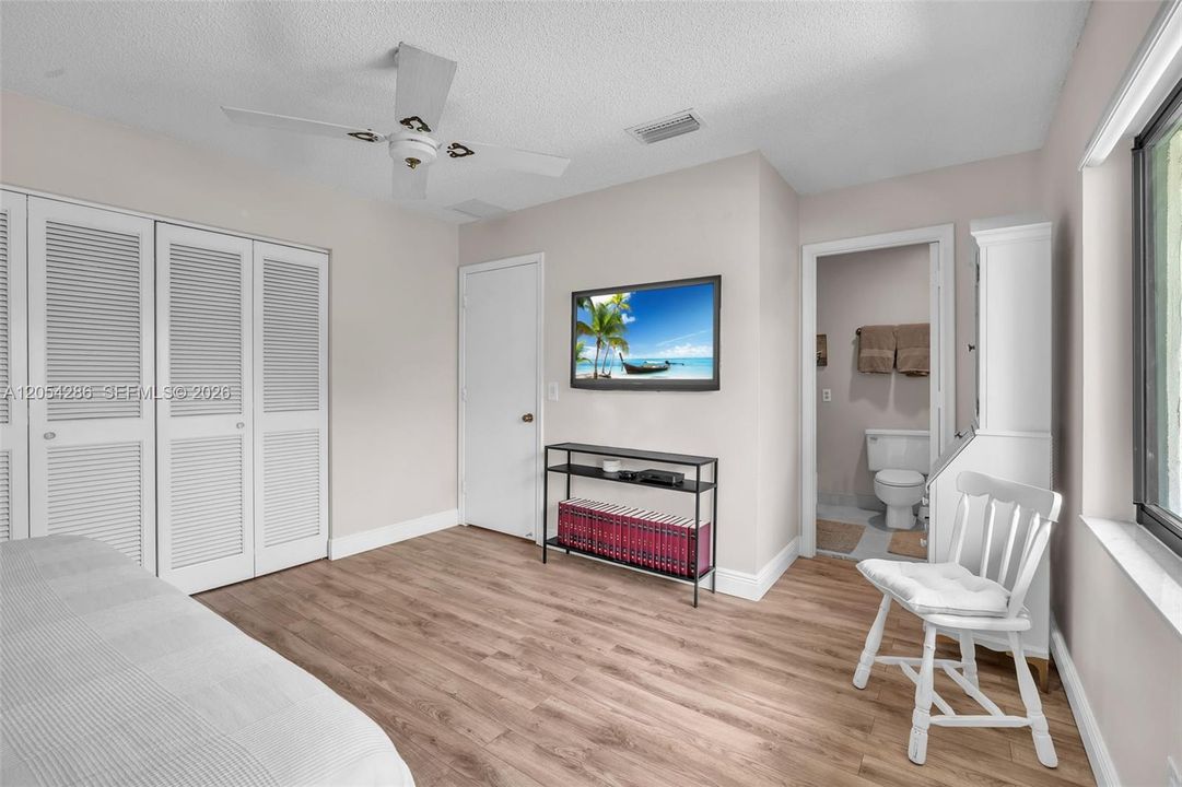 For Sale: $359,000 (2 beds, 2 baths, 1426 Square Feet)