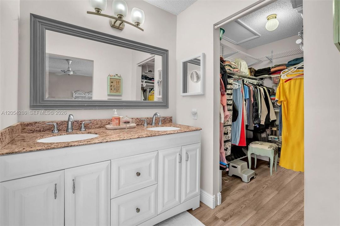For Sale: $359,000 (2 beds, 2 baths, 1426 Square Feet)