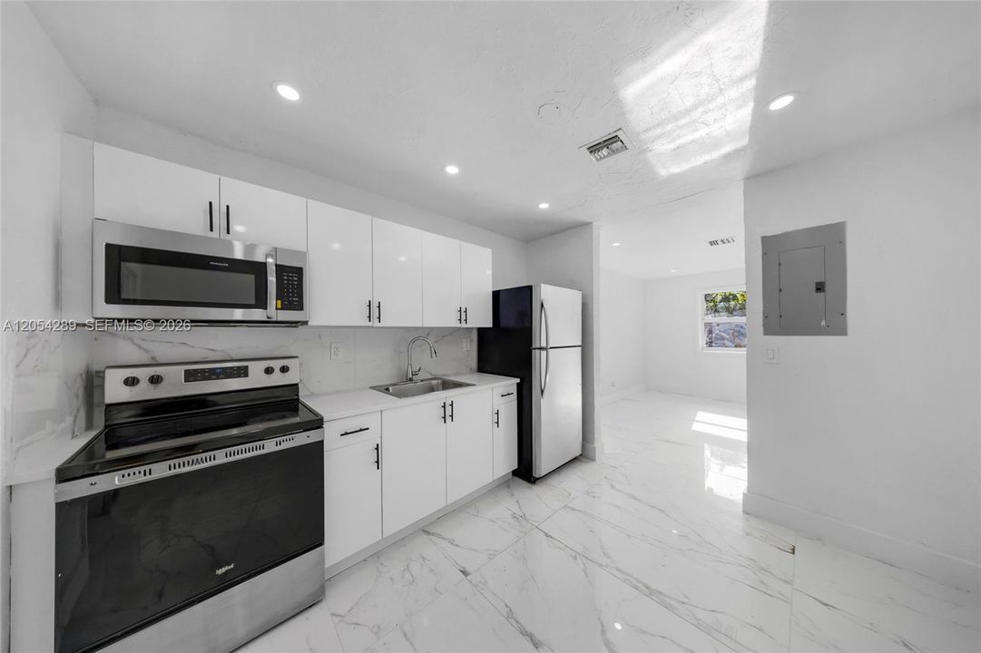For Rent: $1,999 (3 beds, 1 baths, 900 Square Feet)