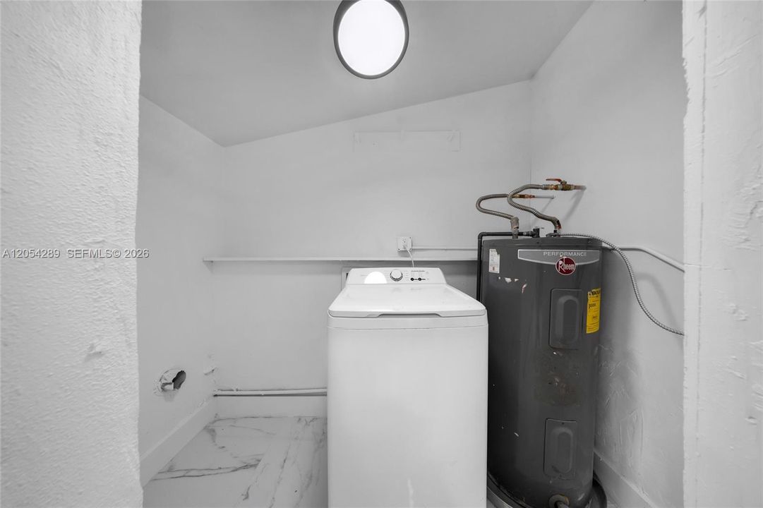 For Rent: $1,999 (3 beds, 1 baths, 900 Square Feet)