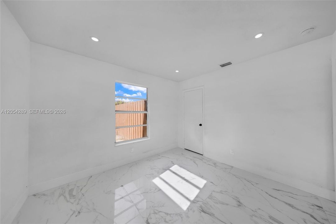 For Rent: $1,999 (3 beds, 1 baths, 900 Square Feet)