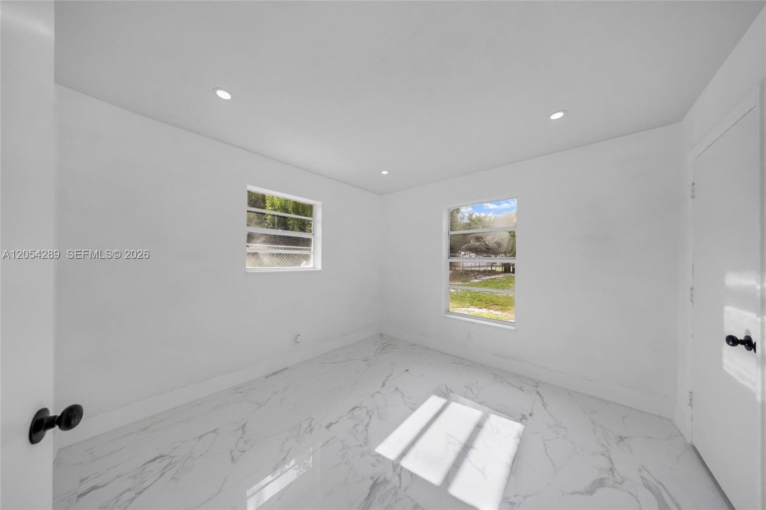 For Rent: $1,999 (3 beds, 1 baths, 900 Square Feet)