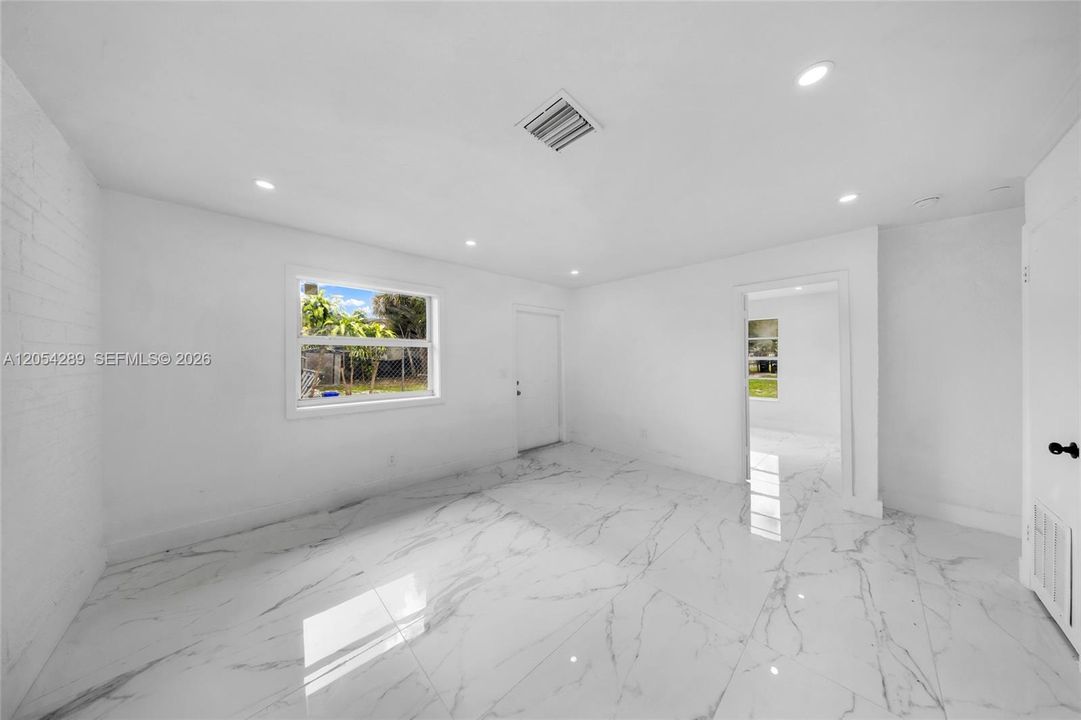 For Rent: $1,999 (3 beds, 1 baths, 900 Square Feet)