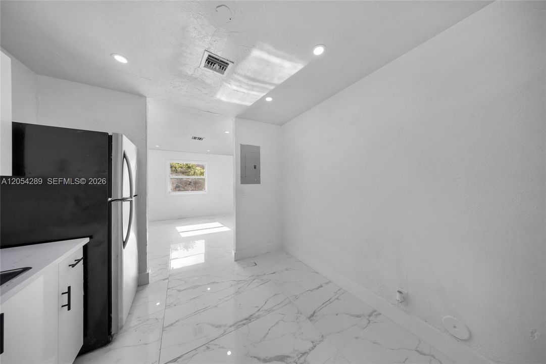For Rent: $1,999 (3 beds, 1 baths, 900 Square Feet)