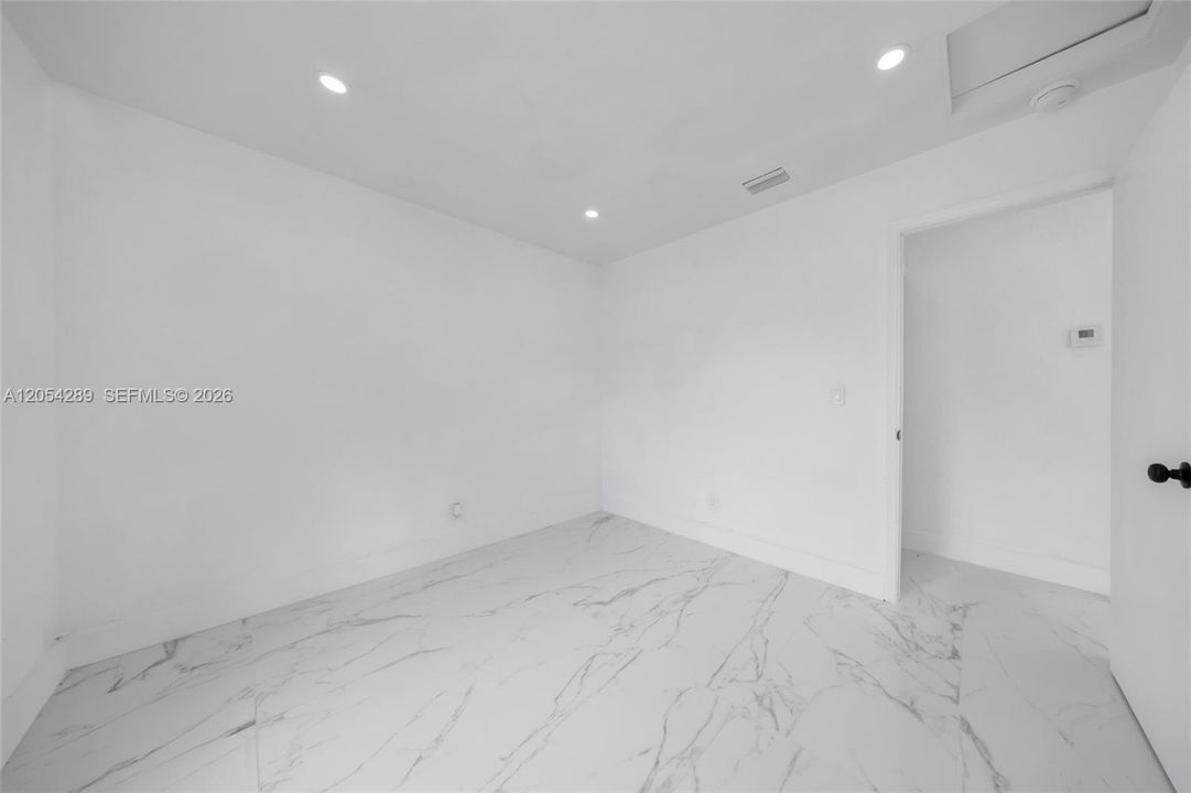 For Rent: $1,999 (3 beds, 1 baths, 900 Square Feet)