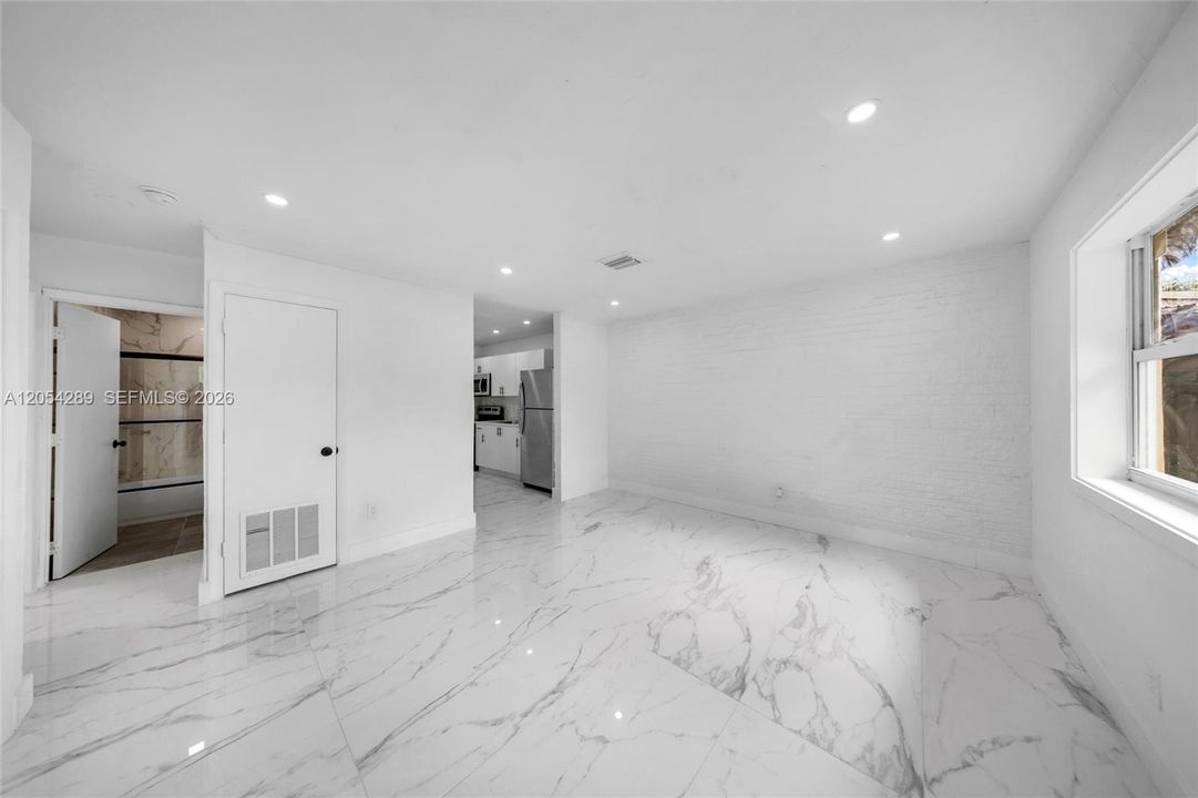 For Rent: $1,999 (3 beds, 1 baths, 900 Square Feet)