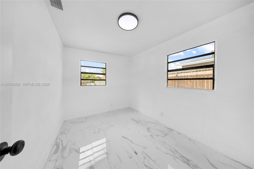 For Rent: $1,999 (3 beds, 1 baths, 900 Square Feet)