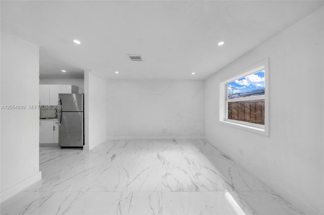 For Rent: $1,999 (3 beds, 1 baths, 900 Square Feet)