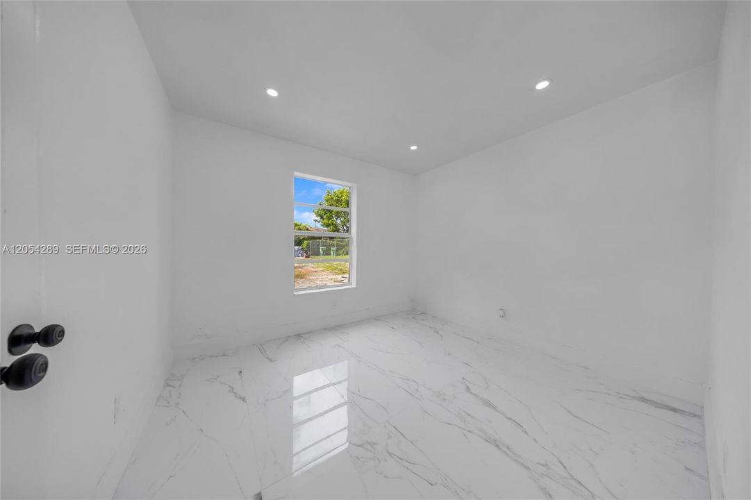 For Rent: $1,999 (3 beds, 1 baths, 900 Square Feet)