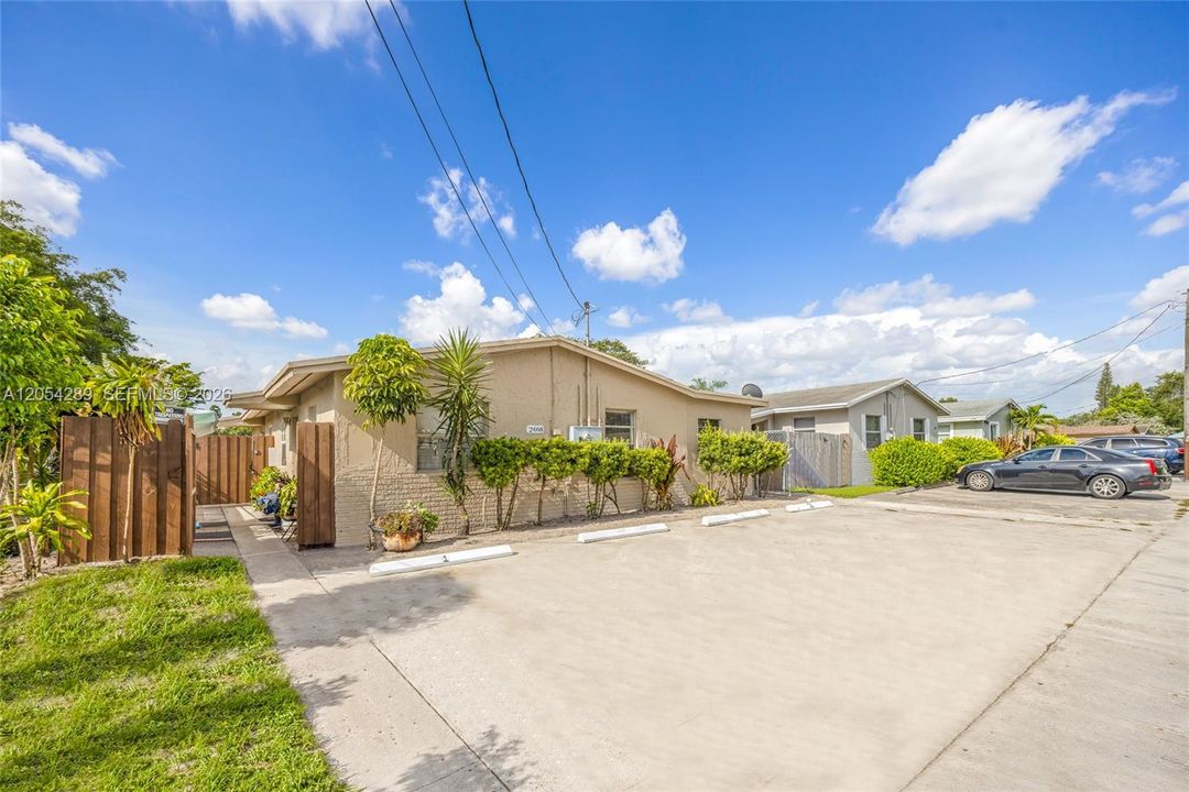 For Rent: $1,999 (3 beds, 1 baths, 900 Square Feet)