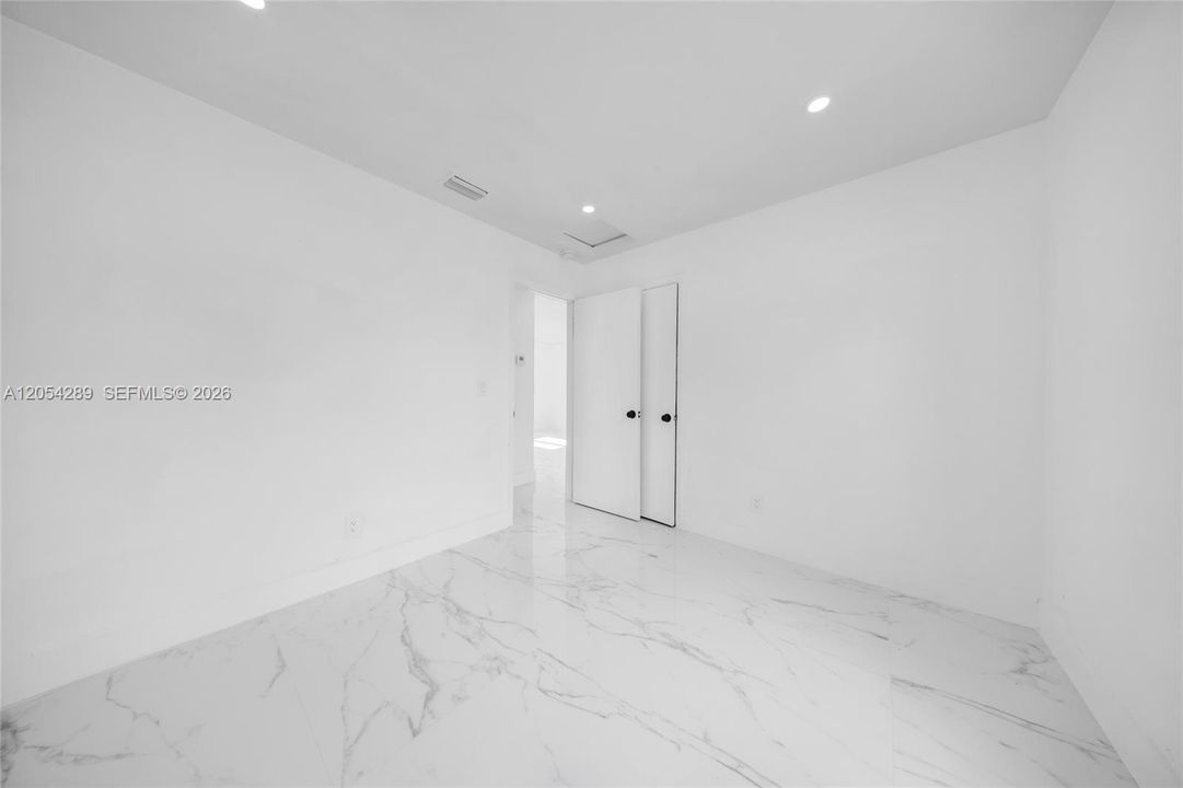 For Rent: $1,999 (3 beds, 1 baths, 900 Square Feet)