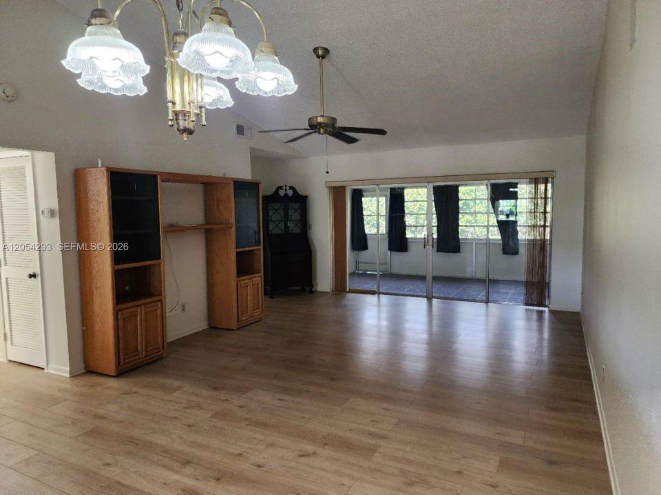 На продажу: $349,900 (2 спален, 2 ванн, 1188 Квадратных фут)