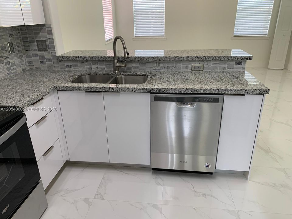 В аренду: $3,700 (3 спален, 2 ванн, 2250 Квадратных фут)