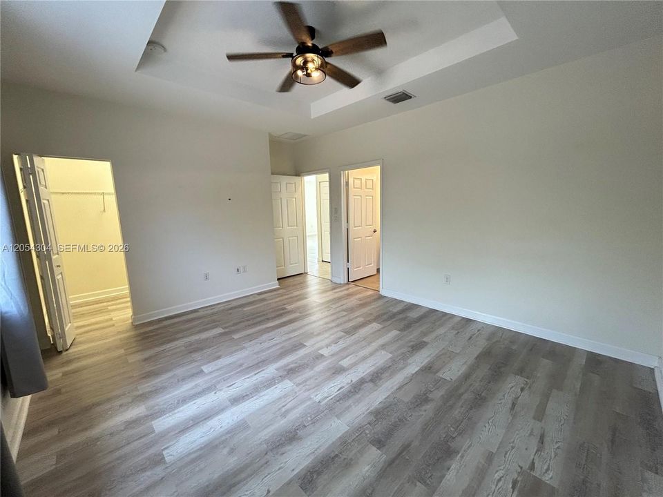 Activo con contrato: $3,895 (3 camas, 3 baños, 1852 Pies cuadrados)