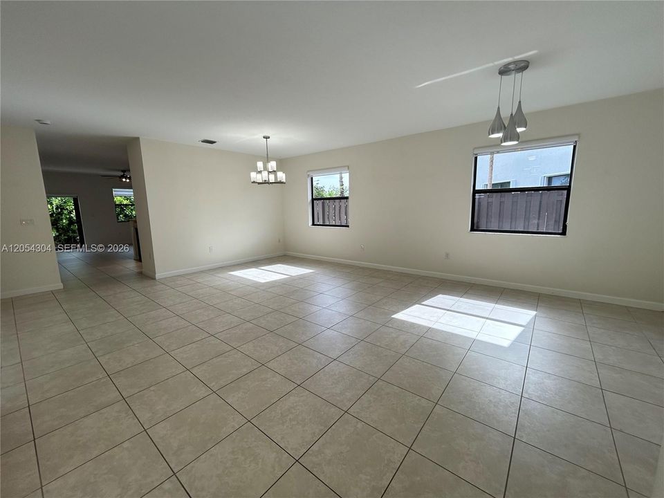 Activo con contrato: $3,895 (3 camas, 3 baños, 1852 Pies cuadrados)