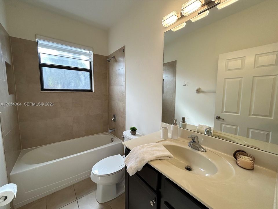 Activo con contrato: $3,895 (3 camas, 3 baños, 1852 Pies cuadrados)