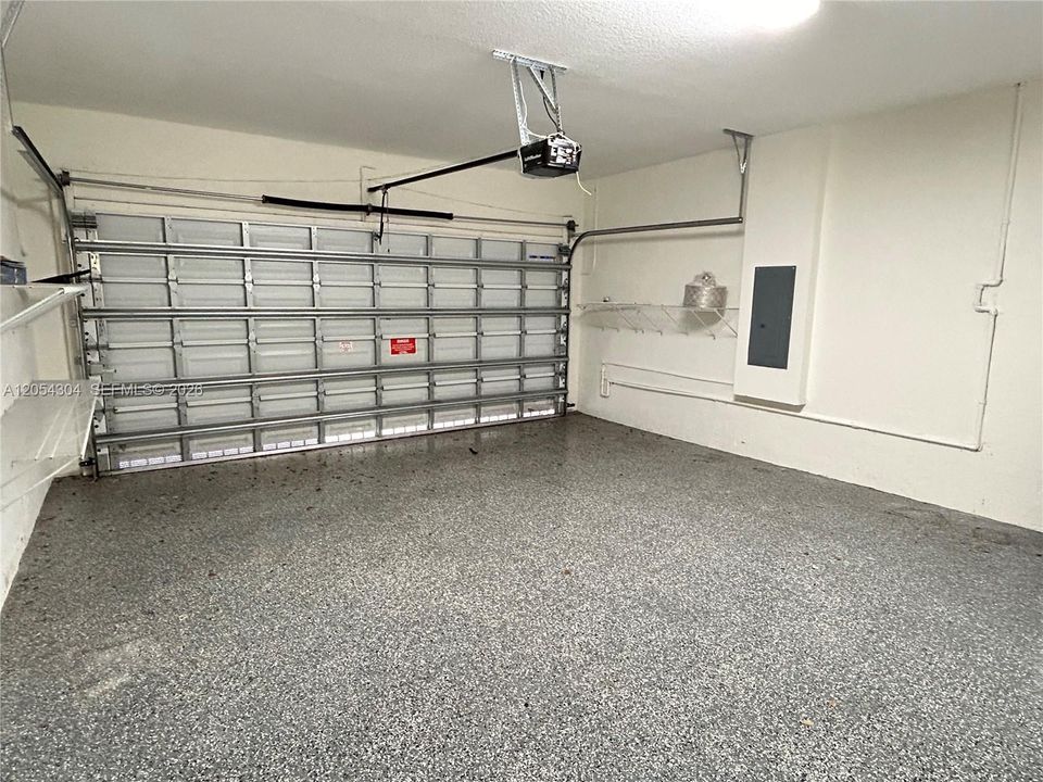 Activo con contrato: $3,895 (3 camas, 3 baños, 1852 Pies cuadrados)