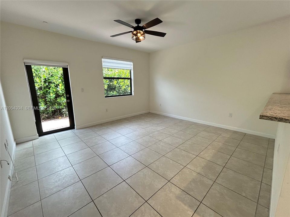 Activo con contrato: $3,895 (3 camas, 3 baños, 1852 Pies cuadrados)