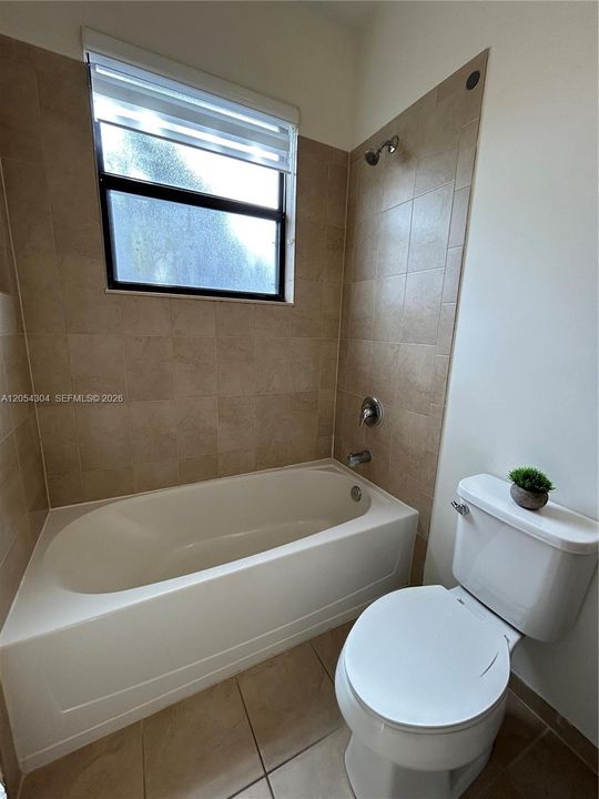 Activo con contrato: $3,895 (3 camas, 3 baños, 1852 Pies cuadrados)