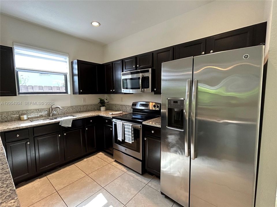 Activo con contrato: $3,895 (3 camas, 3 baños, 1852 Pies cuadrados)