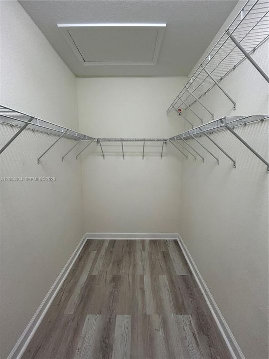 Activo con contrato: $3,895 (3 camas, 3 baños, 1852 Pies cuadrados)