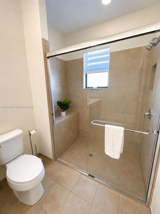 Activo con contrato: $3,895 (3 camas, 3 baños, 1852 Pies cuadrados)