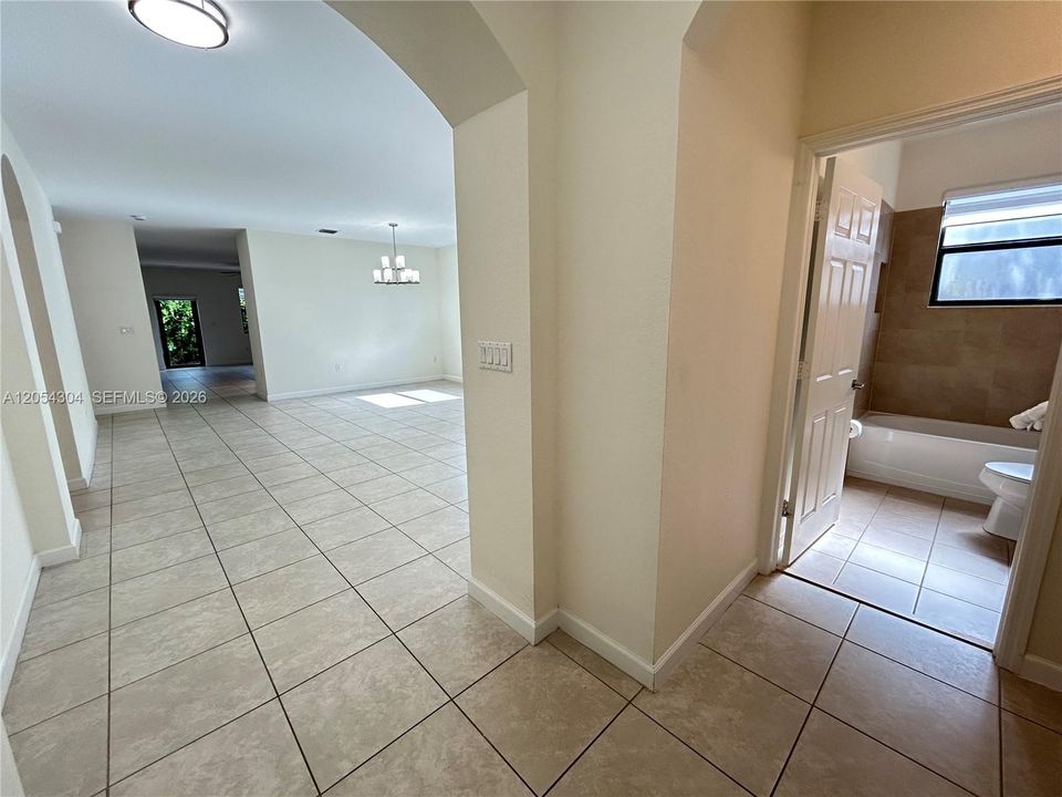 Activo con contrato: $3,895 (3 camas, 3 baños, 1852 Pies cuadrados)