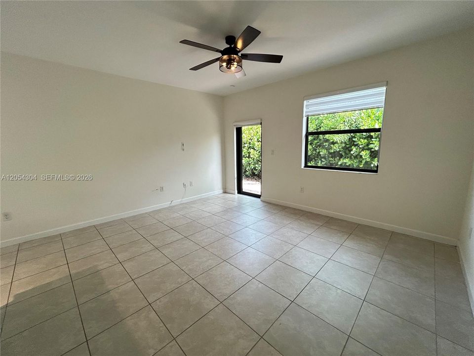 Activo con contrato: $3,895 (3 camas, 3 baños, 1852 Pies cuadrados)
