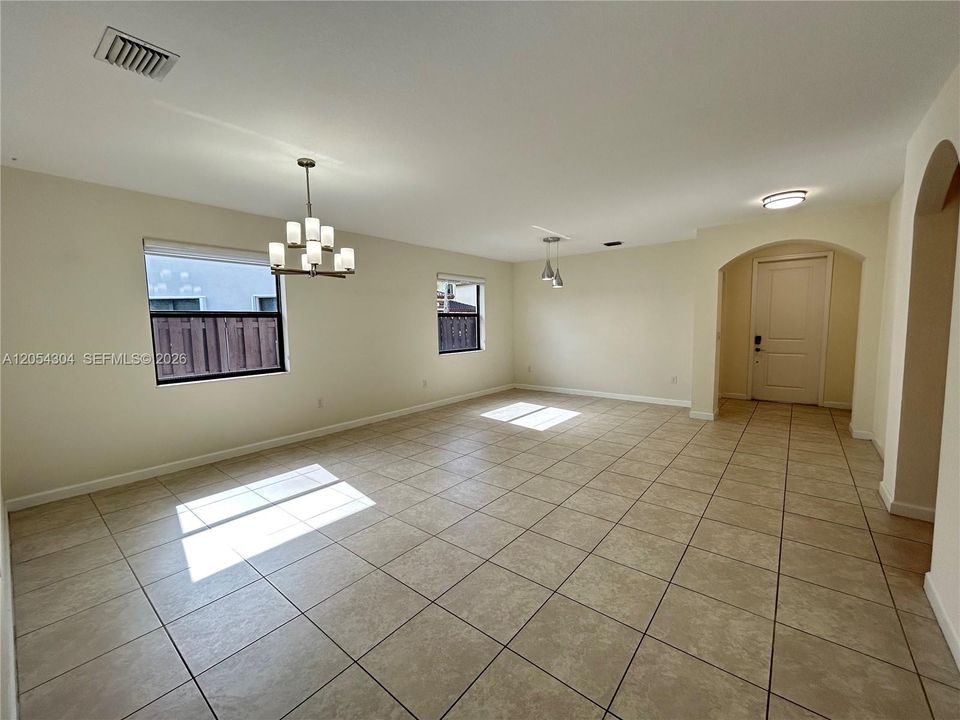 Activo con contrato: $3,895 (3 camas, 3 baños, 1852 Pies cuadrados)