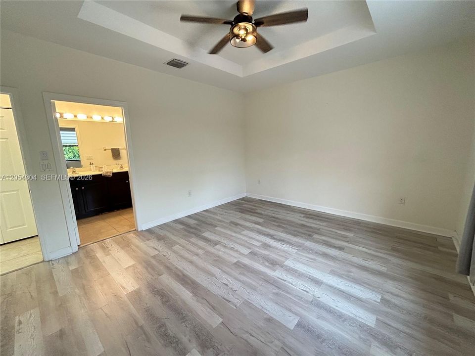 Activo con contrato: $3,895 (3 camas, 3 baños, 1852 Pies cuadrados)